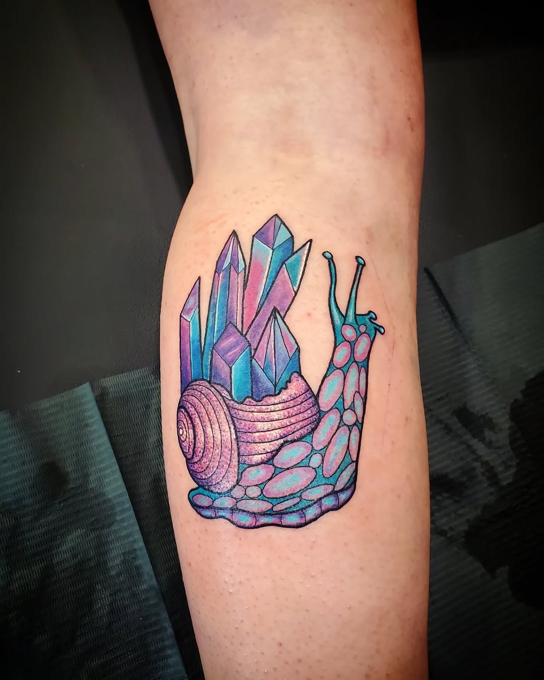 I know posting on the weekends doesn't appease the instagram gods but I couldn't wait to post my glitter crystal snail made at the @memphistattoofesti