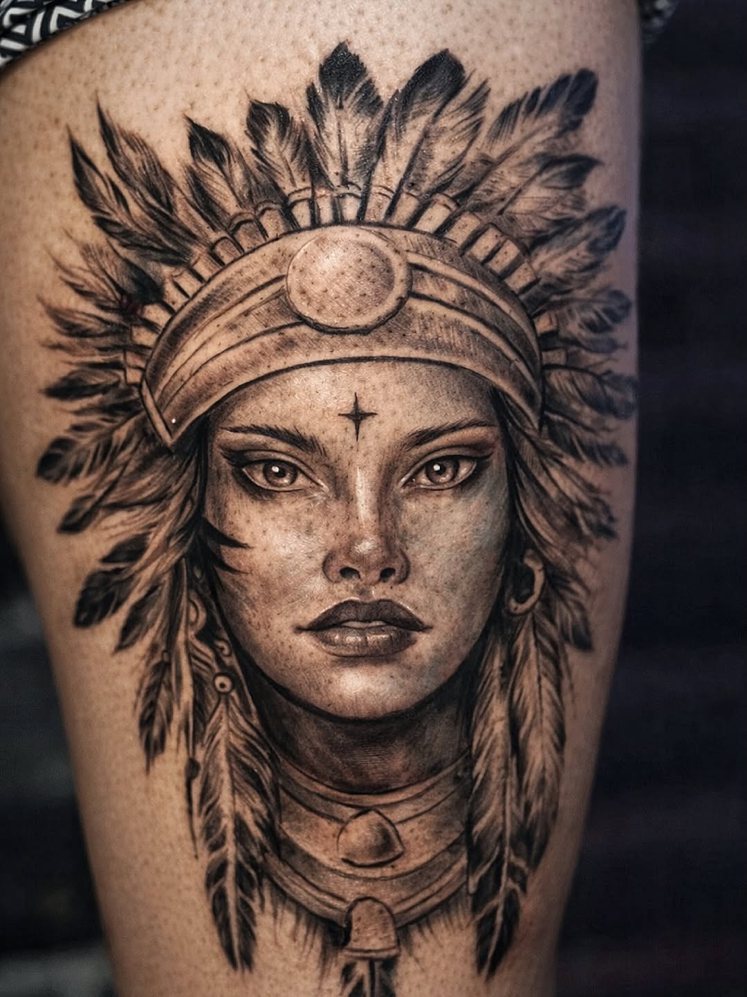 Yerli Amerikan kültürü; doğaya saygı, ruhsal denge ve güçlü sembollerle doludur. Kartal, kurt ve tüy gibi figürler; özgürlüğü, bilgeliği ve korumayı t