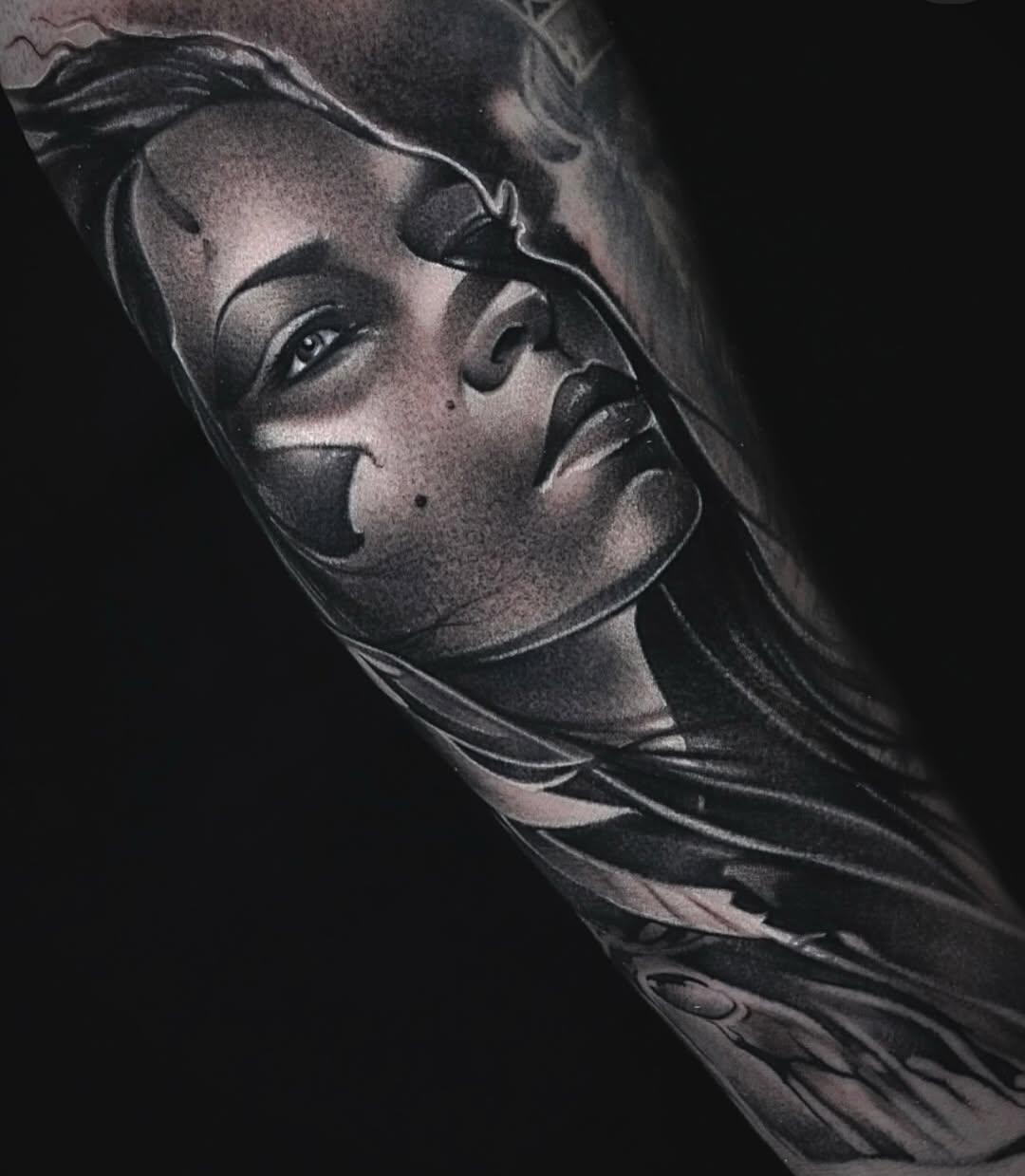 Progress on this pretty face by @mikedemasi_aj 

@stencilstuff @ghostlineapp @intenzetattooink 

#artjunkiestattoo #tattoo #portrait #artist