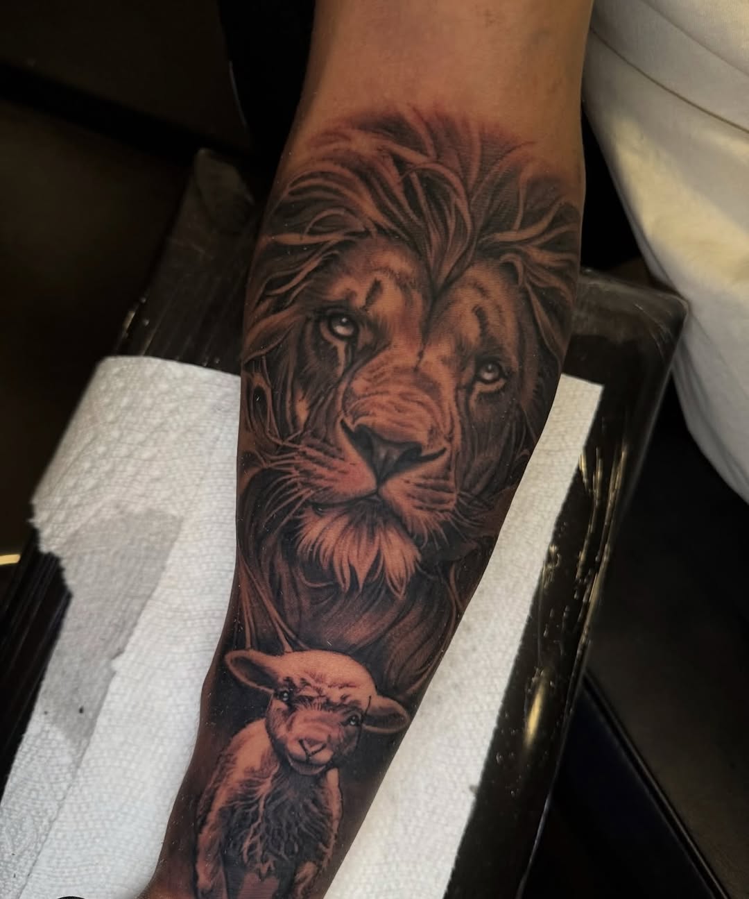 @smokestatts21 put in work with this powerful lion and lamb piece. Clean detail, smooth shading, and a solid meaning behind it—strength and peace in o