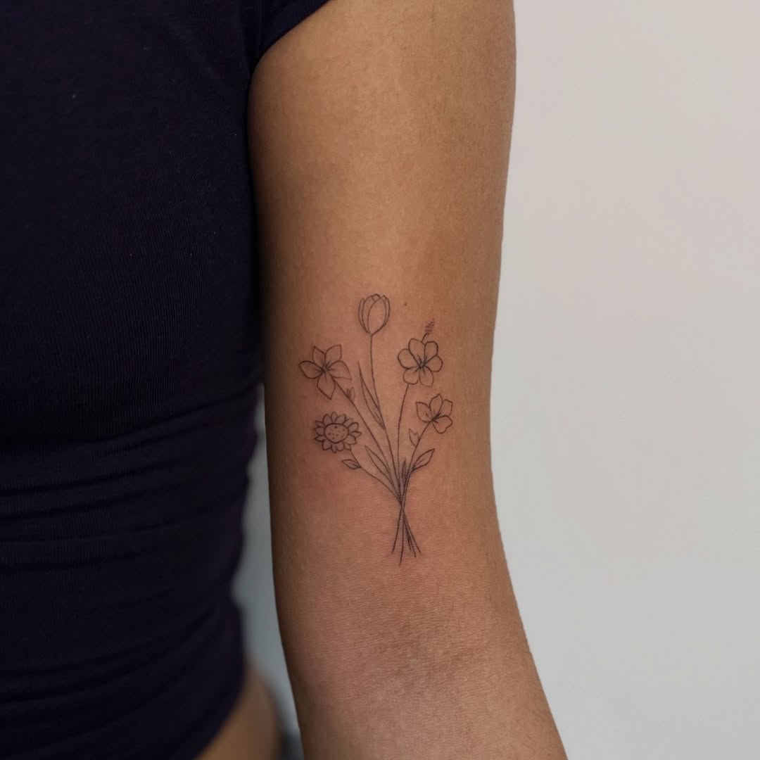 Fine line florals done by David. 

Booking now at www.artnsoultattoostudio.com or text Whitney at 201-820-4341 to get started ✨

#FineLineTattoo #Flor