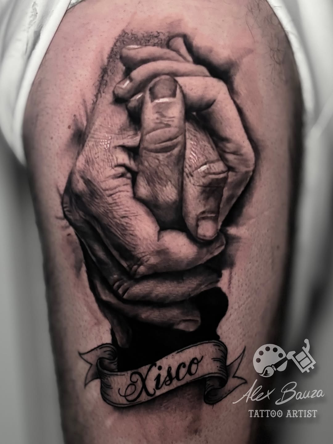 Tatuaje para @biel_lliro  de una foto agarrando la mano de si hijo Xisco.
.
.
.
.
.
#tattoo #tattoos #tatuaje #tatuajes #tattoorealistic