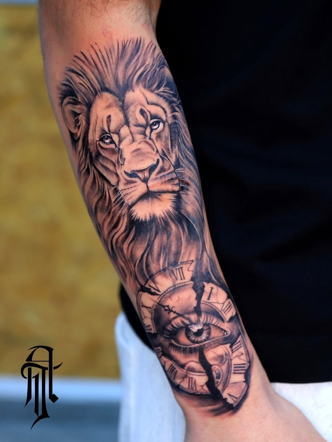 עבודת שחור אפור חדשה מהסטודיו שלנו. תסתכלו איך השילוב של אלמנטים שונים  יוצר יצירה אחת שלמה שזורמת על היד. לקביעת תורם שלחו הודעה 