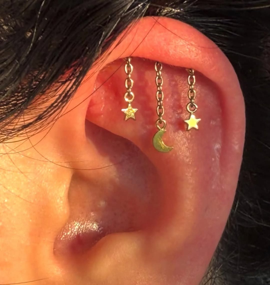 @ketzelpretzel_piercings with this hidden helix setup ✨⭐ anodized implant grade titanium that catches the light perfectly—subtle but still stands out 