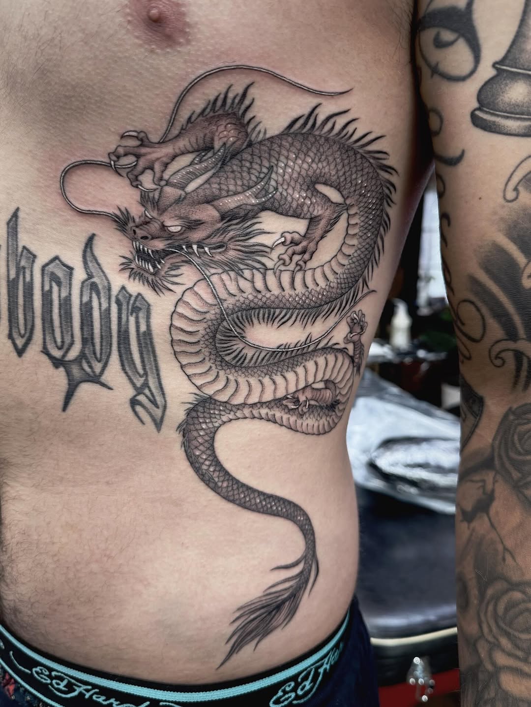 Stylized Chinese dragon on @skvlvtvn ✨ linework healed
•
•
•
•
•
#dragontattoo #chinesedragontattoo #ribtattoo #tattoo #art #blackandgrey #colortattoo