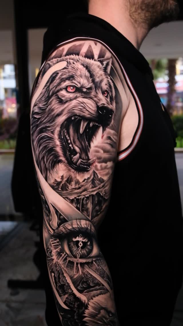 Sanat, Ankara’da bir kolu tamamen sarıyor. ⚡️
Full kol dövmemizde; güçlü çizgiler, derin gölgeler ve kusursuz işçilik tek bir hikâyede buluşuyor.
Her 