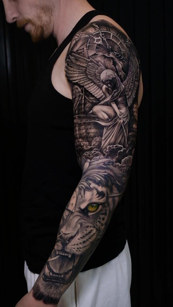 Bir kol, baştan sona bir hikâyeye dönüşebilir mi?
Ankara şubemizde yapılan bu kol kaplama dövme, sanatın vücutla buluşmuş hâli.
 Ücretsiz tasarım, uzm