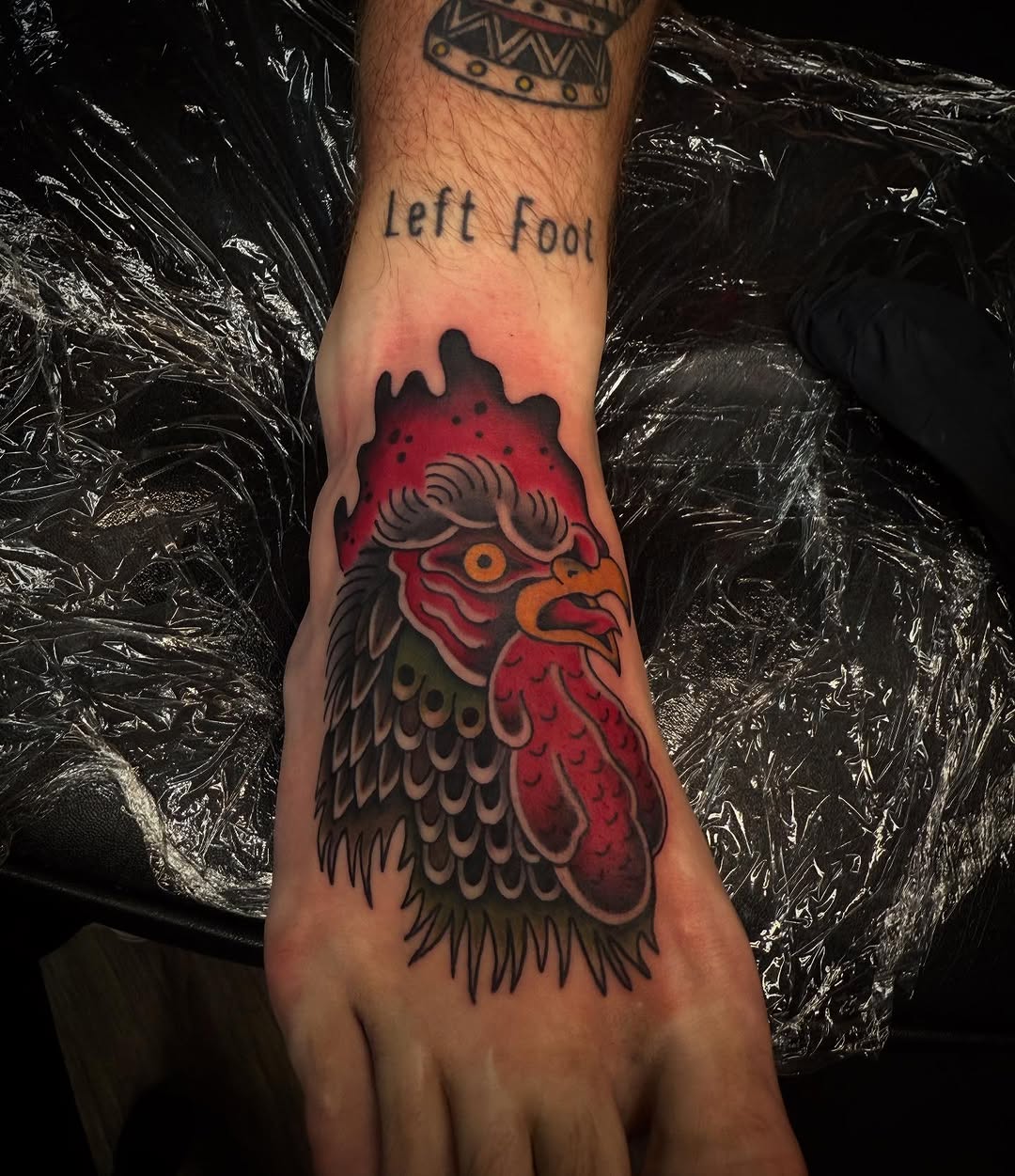 Nice cock! :)

Serious tho, @raychandler_01 sat like a badass for this one

#trad #tradtattoos #roostertattoo #foottattoo #battlesink #battlesinktatto