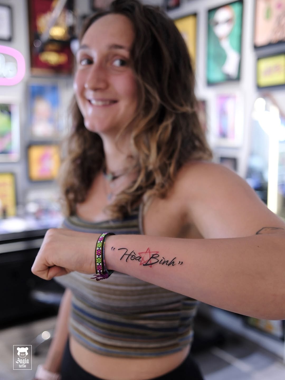 Bạn khách từ phương xa đến Việt Nam, muốn tìm hiểu về lịch sử và văn hoá nơi đây. 
Khi lật giở một cuốn sách về chiến tranh, cô đã dừng lại thật lâu t