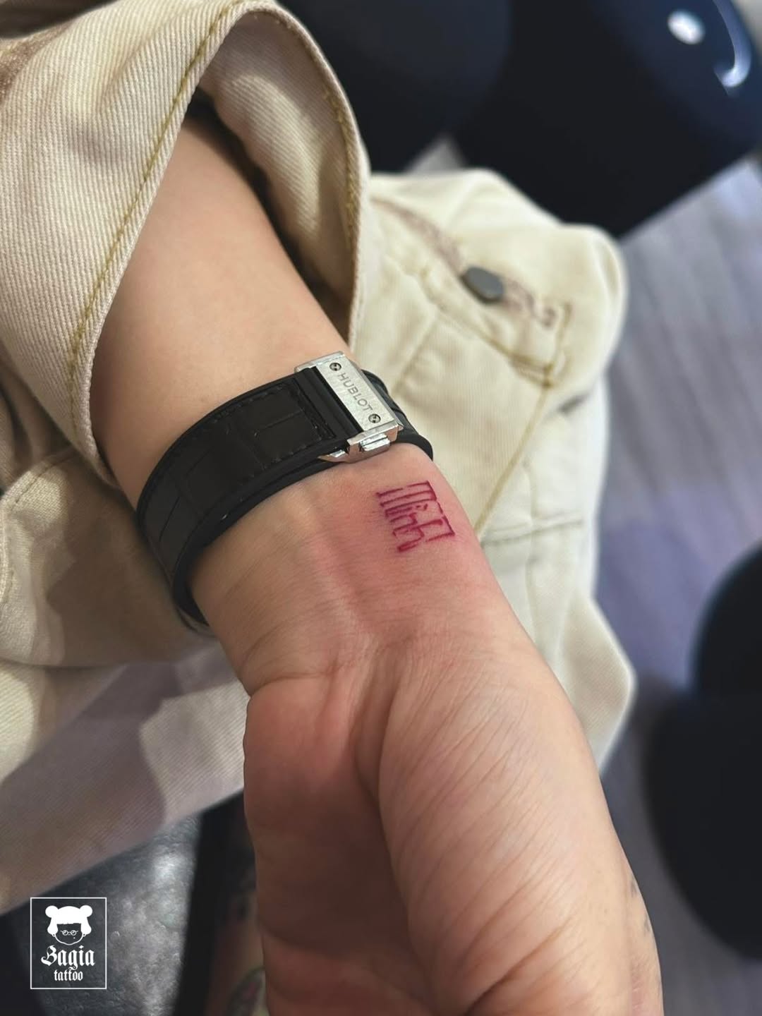 +1 hình xăm mới . 
Trong tiếng Việt, mình thấy chữ “mình” là một trong những chữ kỳ lạ nhất.
- Nó là bản thân mà cũng là người thương,
Một từ duy nhất