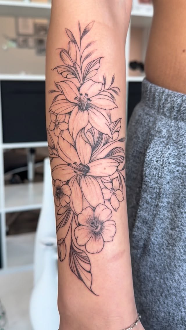 Fine line flowers lookin pretty fine to me ❤️

#finelinetattoo #finelinetattooartist #tattoo #tattooideas #fineline #woodbridgetattoo #tattoovaughan #