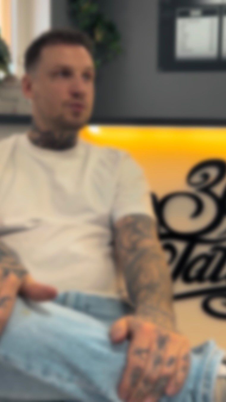 Dieses Video zu posten fällt mir nicht leicht.

39 Tattoo war nie einfach nur ein Studio.
Es war mein Traum. Mein Risiko. Meine komplette Energie.
Jed