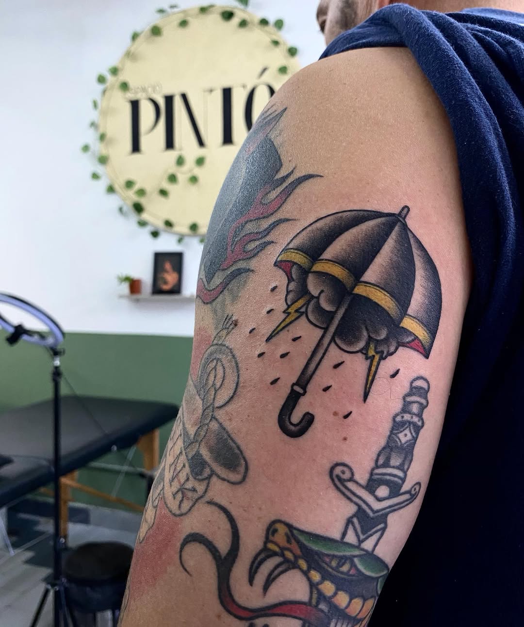 Seguimos manguita de flashes tradi ☂️ 

Realizado en @espaciopinto 

Gracias @carisimoivan ⚡️

.
.
.

⚠️ Turnos hasta el 18 de Marzo ⚠️

Consultas

 M