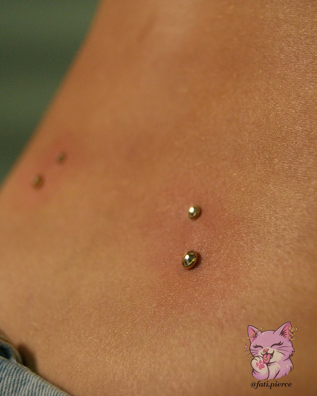 Back surface piercings have been becoming more popular! Thank you @erth2juulz for your trust. Y’all, she didn’t even flinch ‍

Titanium 12mm staple ba