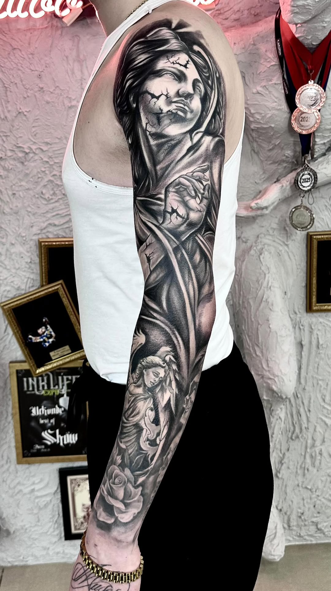 “Bu dövme şans değil. Tecrübe.” 
  Doğru anatomi, güçlü ışık–gölge, ciltle uyumlu tonlama ve uzun vadede de güzel kalacak bir planla yapıldı.

  Benim