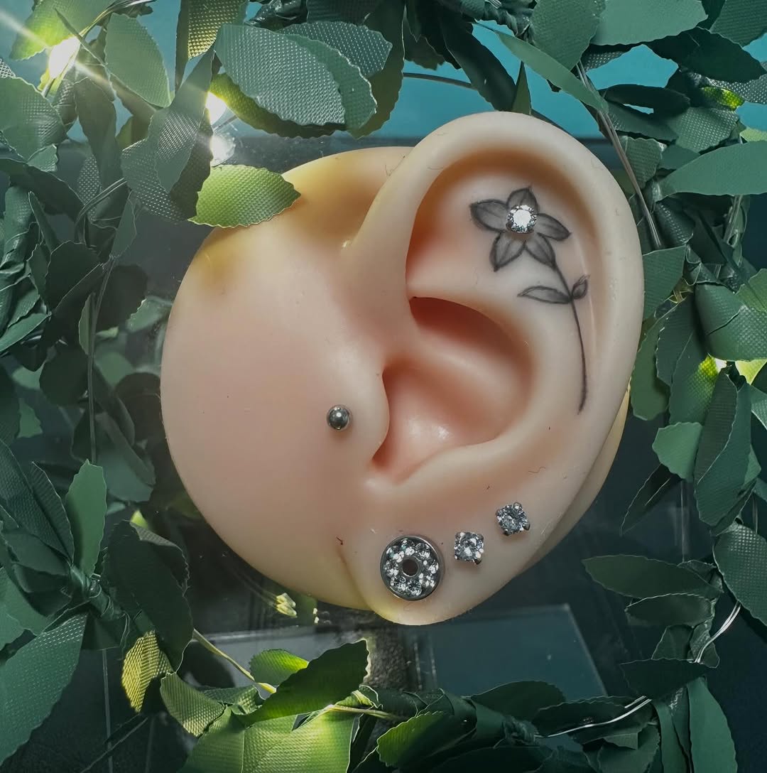 We present to you the cutest collab from @chemicalchaos182 and @dakota.pixel 
 
Adorable floral ear tattoo with a flat and tragus piercing for $200 +t