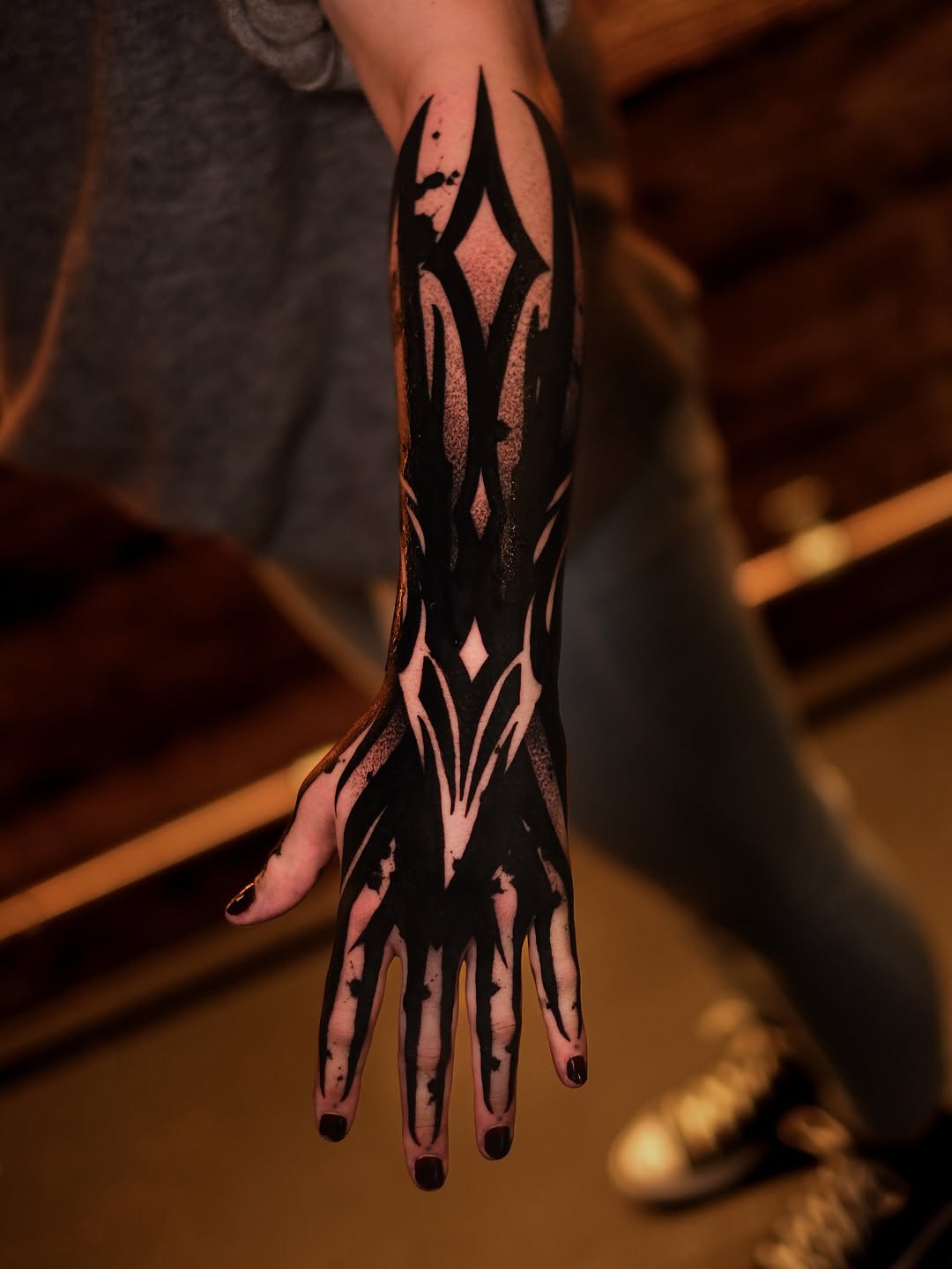  Wir freuen uns riesig, unser neuestes Teammitglied vorzustellen: Bardak! 

Er ist ein Meister in der Kunst von Grafik- und Namens-Tattoos und überzeu