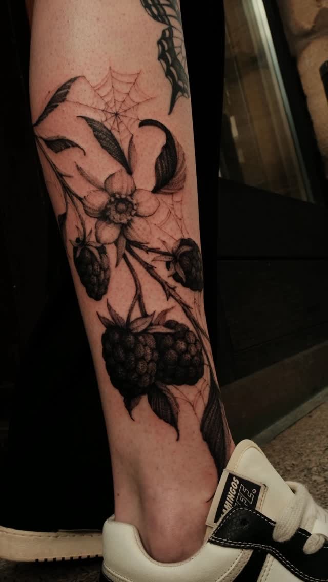 Just a small botanical motive for my dear customer ❤️
Done with @dragonhawkofficial @masttattoo.official 
#flower #botanical #tattoo #flowertattoos
