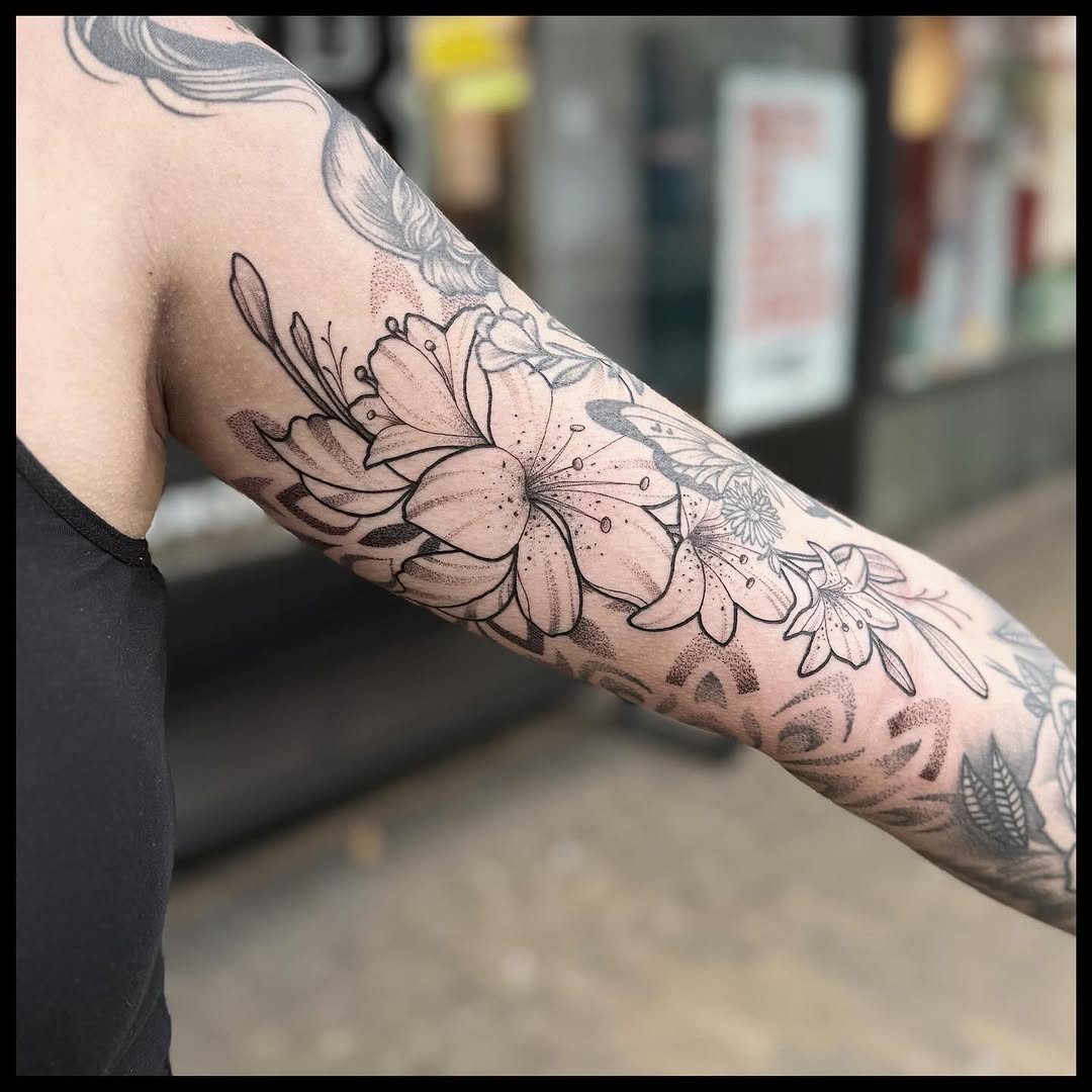 F L O R A L A R M O R #THANKYOU #blackswordtattooparlour #tattooapeldoorn #tattoooftheday #inkstagram