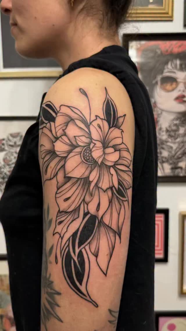 Un projet à la hauteur de mon amour.

Mon amour pour le tatouage, pour l’art, pour ma profession, et pour la personne qui partage ma vie : ma femme.

