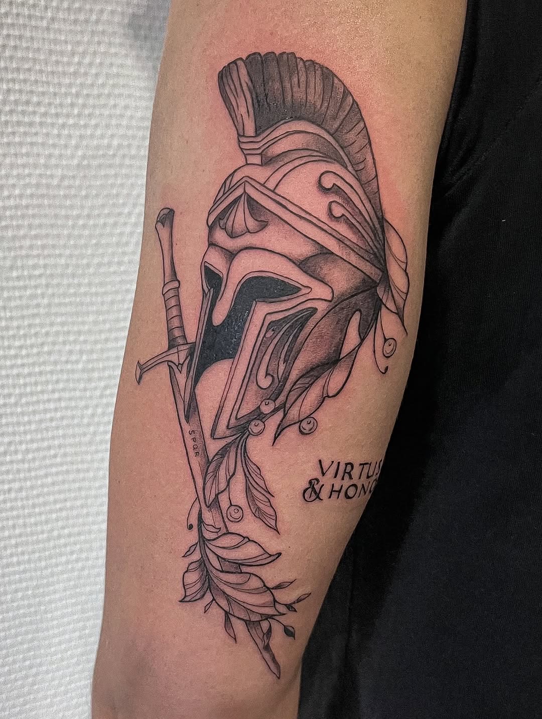 ⚡️ VIRTUS & HONOS ⚡️

Merci @aurelie.anslm pour ta confiance.
Pour toute idée de projet me contacter en MP .
.
.
#tattoo #tatouage #blanckwork #neotra