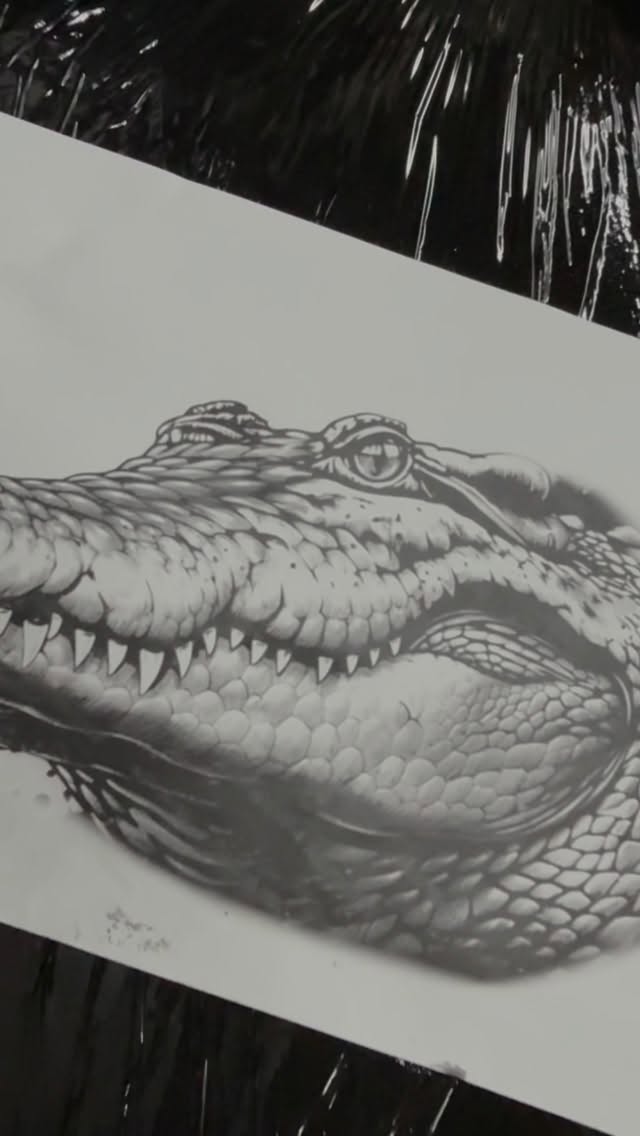 Bite the ink#tattoo #rotterdam #bluehawaiitattoo #realism