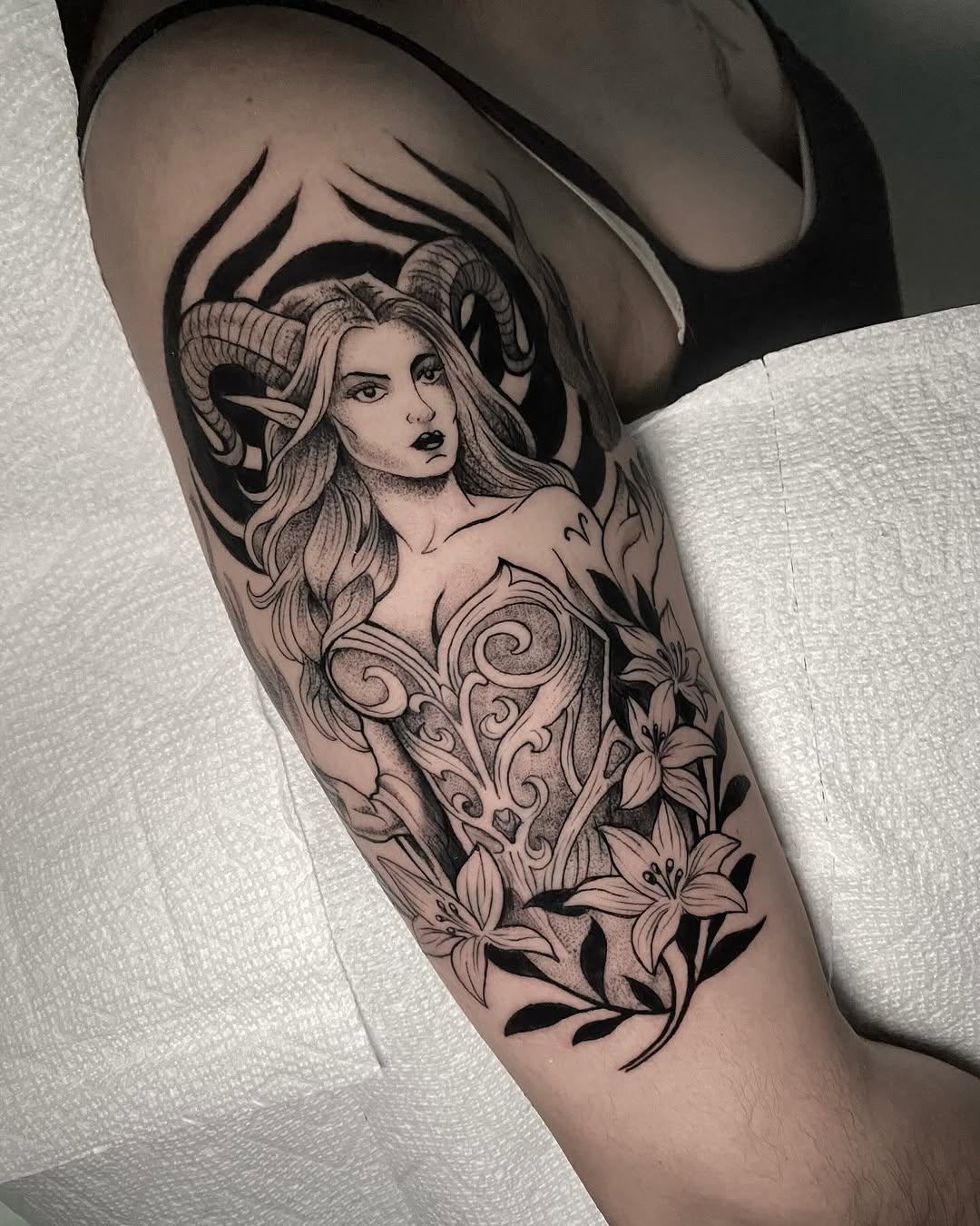  Fuerza, fuego y determinación 
Este diseño de Aries en estilo Blackwork refleja el poder y la intensidad del primer signo del zodiaco.
Perfecto para 