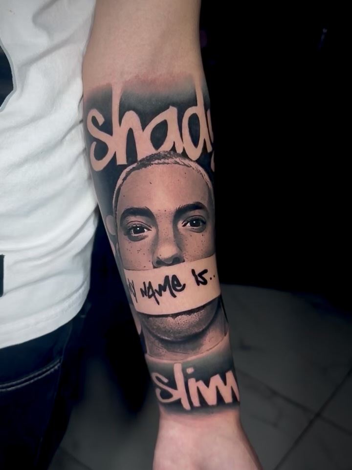 Retrato de @eminem realizado en @amanoalzada_tattoo