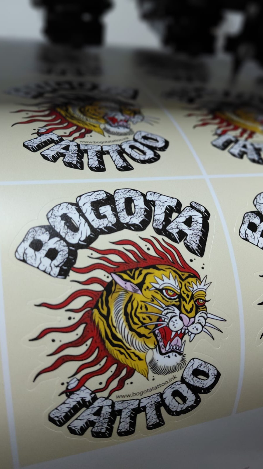 Impresión digital de stickers para @bogotatattoo y @mariotattoo #impresiondigital #digitalprinting #viniloadhesivo #stickers #sticker