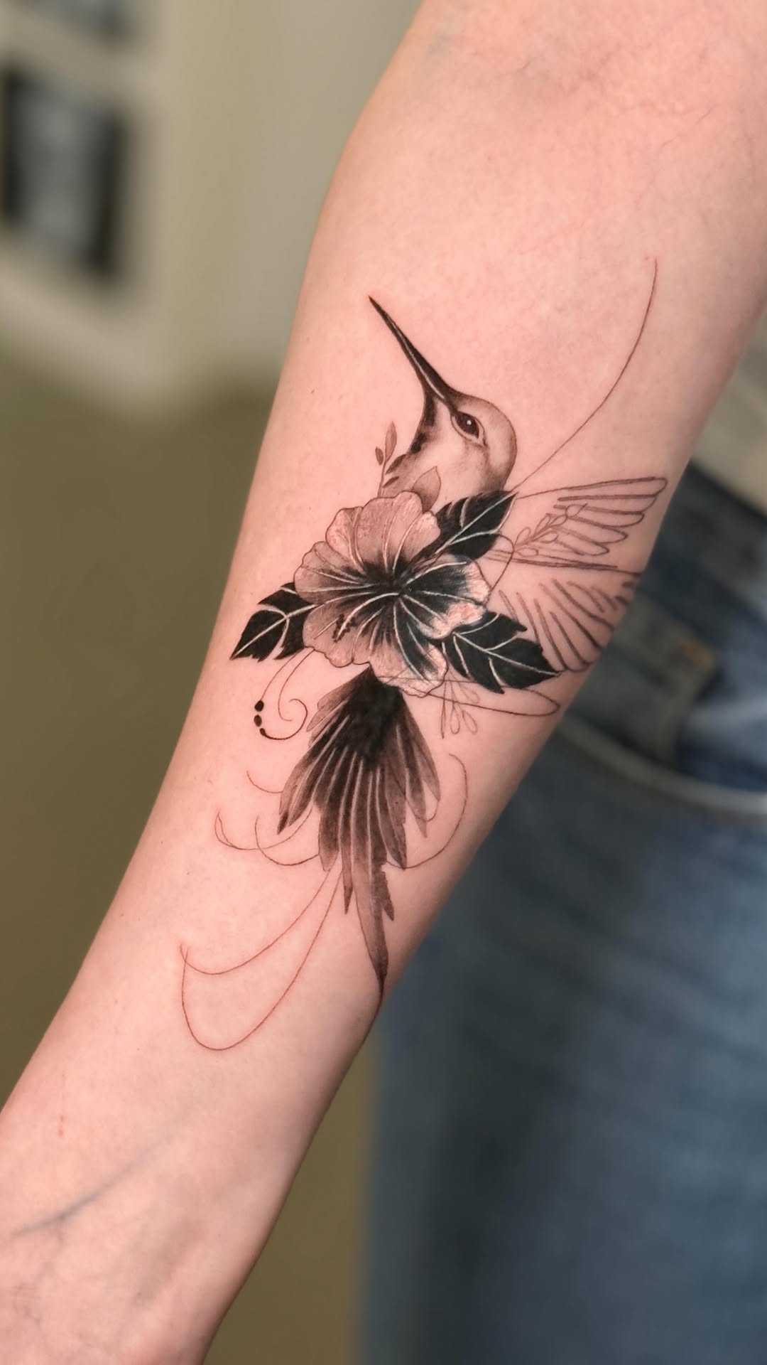 A name transformed into a hummingbird cover-up ✨
It took some careful puzzle work, but in the end it fit over it perfectly. From a bold, heavily lined