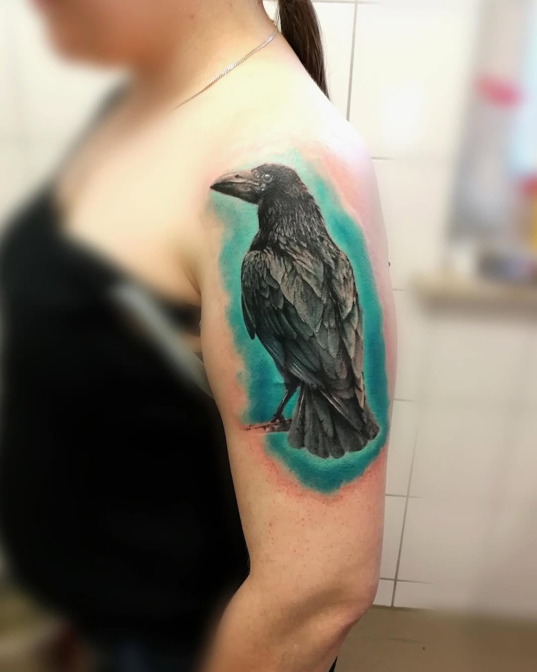 „Dark vibes mit Farbe – wie gefällt euch das Piece?“
.
#raventattoo #birdtattoo #augsburgtattoo #donauwörth #realistgtattoo