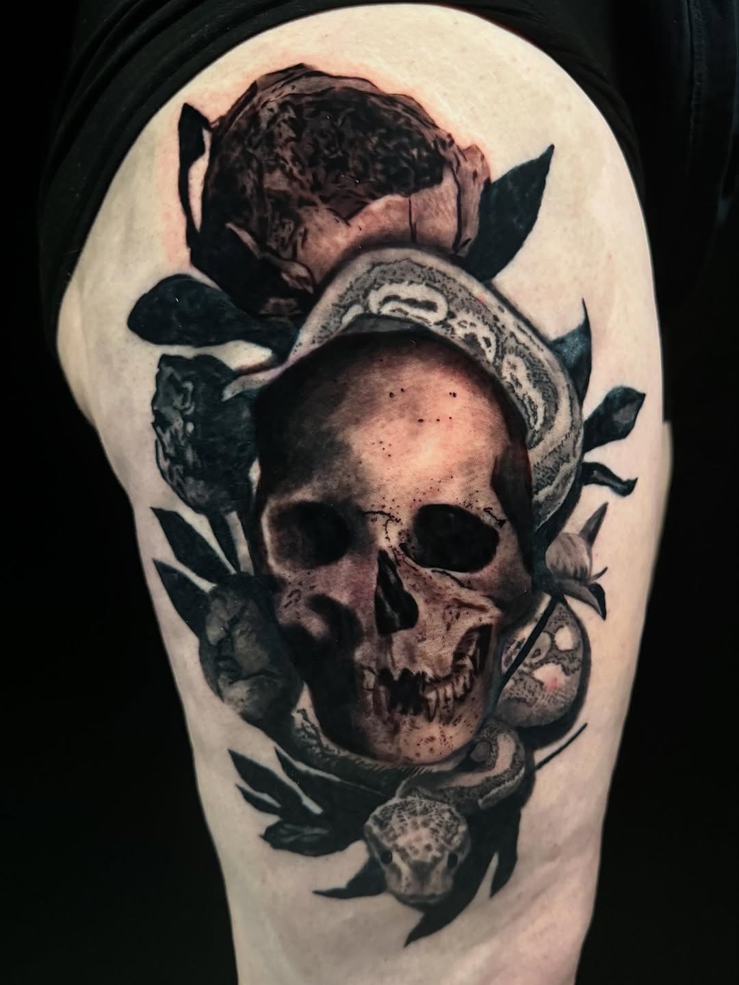 Wrapped up this dark beauty on Laney  A skull, snake, and florals—some of my favorite things all in one! Huge thanks to @lane_7270 for sitting like a 