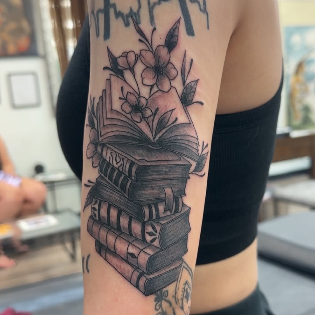 Done by @75nolan #az #azpiercer #piercing #piercings #brightideastattooaz #avondale #aztattooartist #tattoo 
#blackwork #tattoos #blackandgrey #cuteta