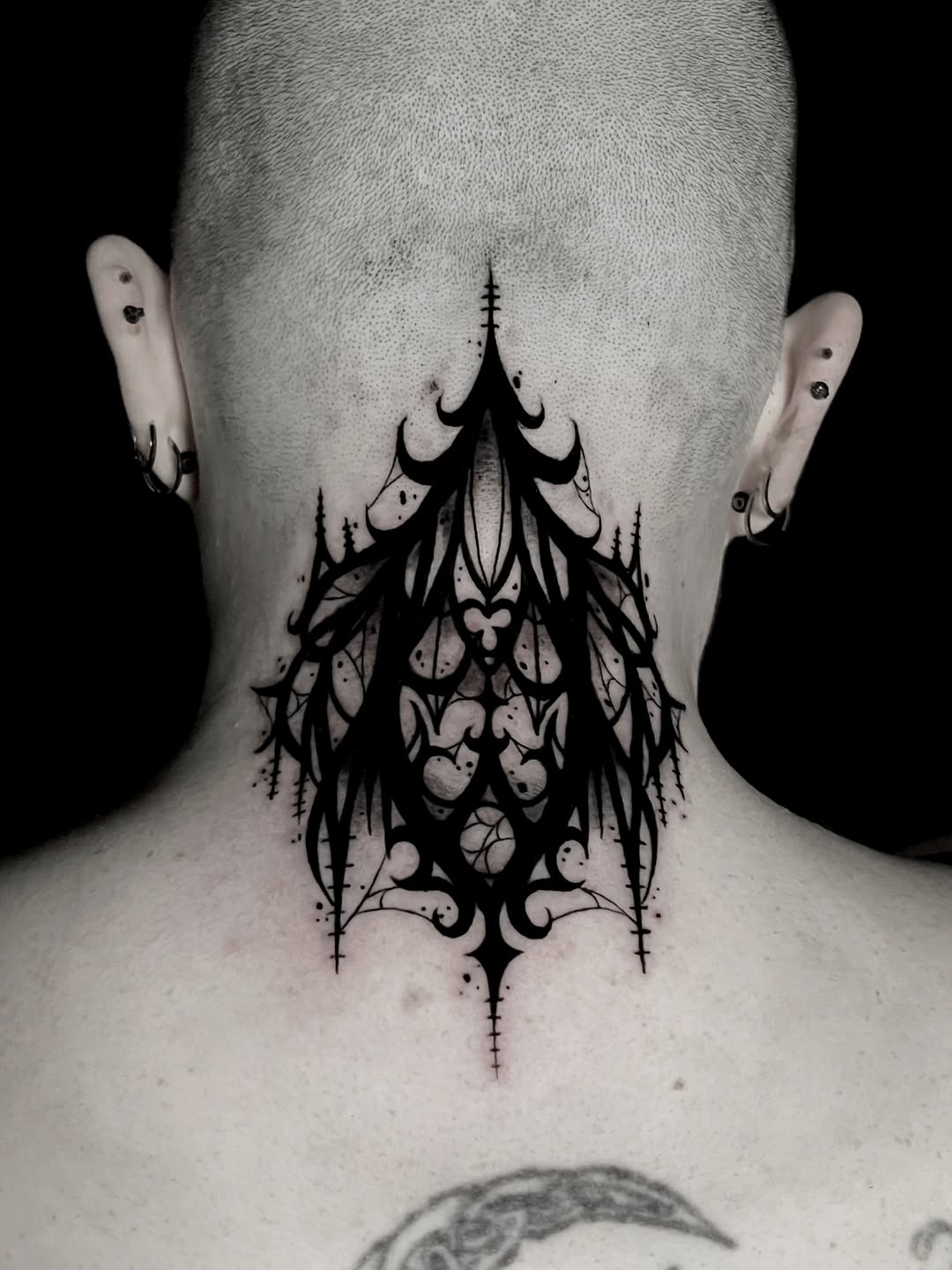 Fun gothic blackwork piece I did recently would love to do more of this style!!