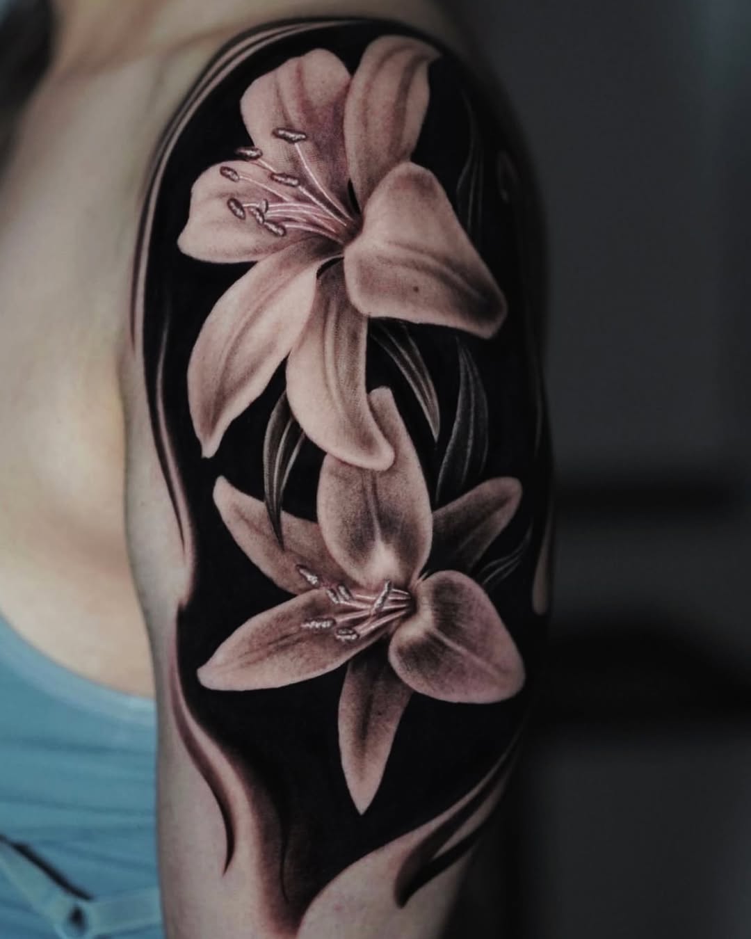 Lily’s flower tattoo , una experiencia muy productiva, este tattoo fue realizado en new York  , info or availability Dm now or email  Bryanrios.art@gm