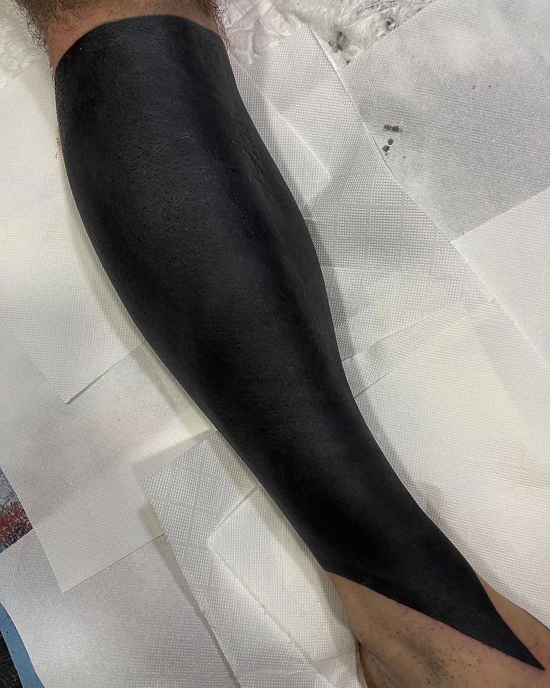 Os atreveríais a haceros un #blackout ?
Foto de una única sesión y sin retocar, así de sólidos quedan nuestros trabajos.

*Artist - SANTI*
@cmtattoo_m