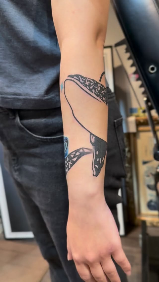 蓋圖-重獲逍遙自在
原本身體有一大塊黑色
看著很可惜
所以加入一些圖騰變化
讓刺青更豐富了
新竹市世界街153號
#藍鯨刺青 #魏咖蓋圖 #新竹刺青 #新竹女刺青師 #bluewhaletattoo