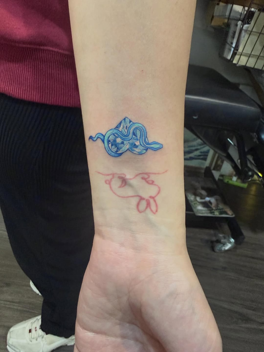 主題:蛇
元素:愛心、鑽石
傳來想要的風格參考圖
叮叮叮
卡式刺青幫您輸出專屬於妳的刺青囉~~~
新竹市世界街153號
#新竹刺青 #新竹刺青店 #新竹小圖刺青 #新竹女生刺青 #新竹女刺青師