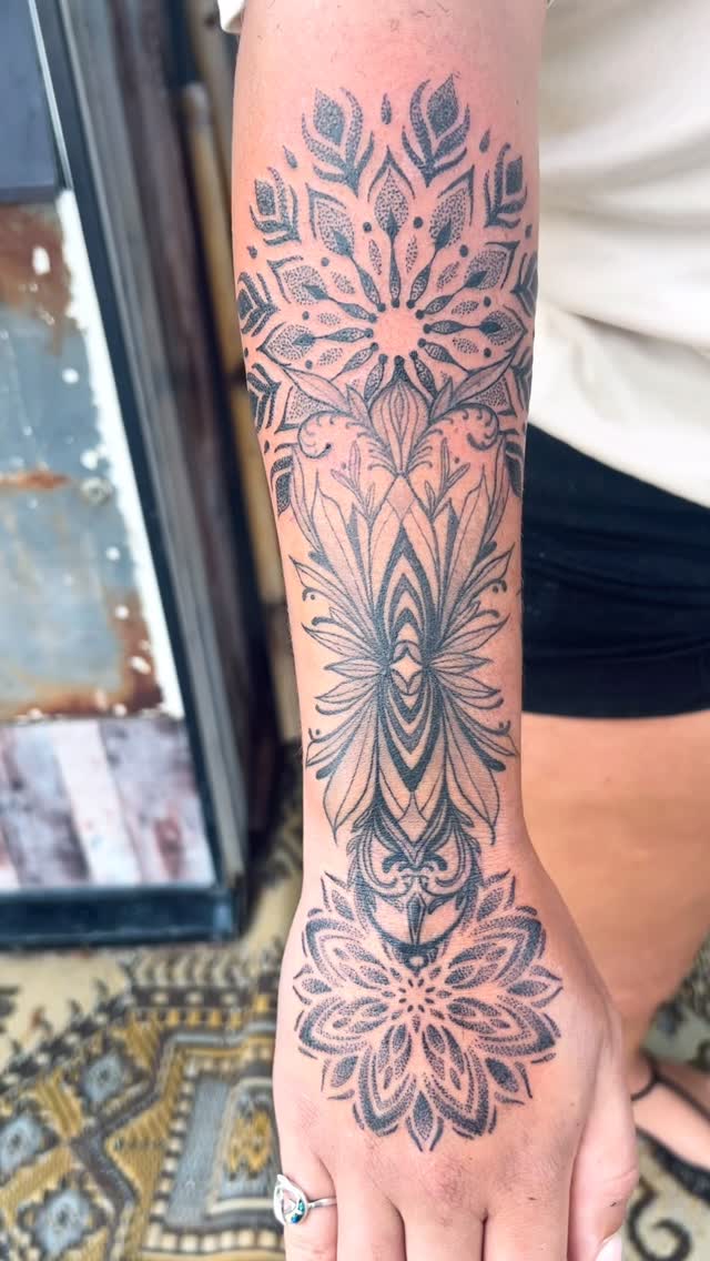 Some mandala additions to this original! Looooving this style! @fernwood_studios 
#tattoo #ornamental #mandala #mandalatattoo #geometric