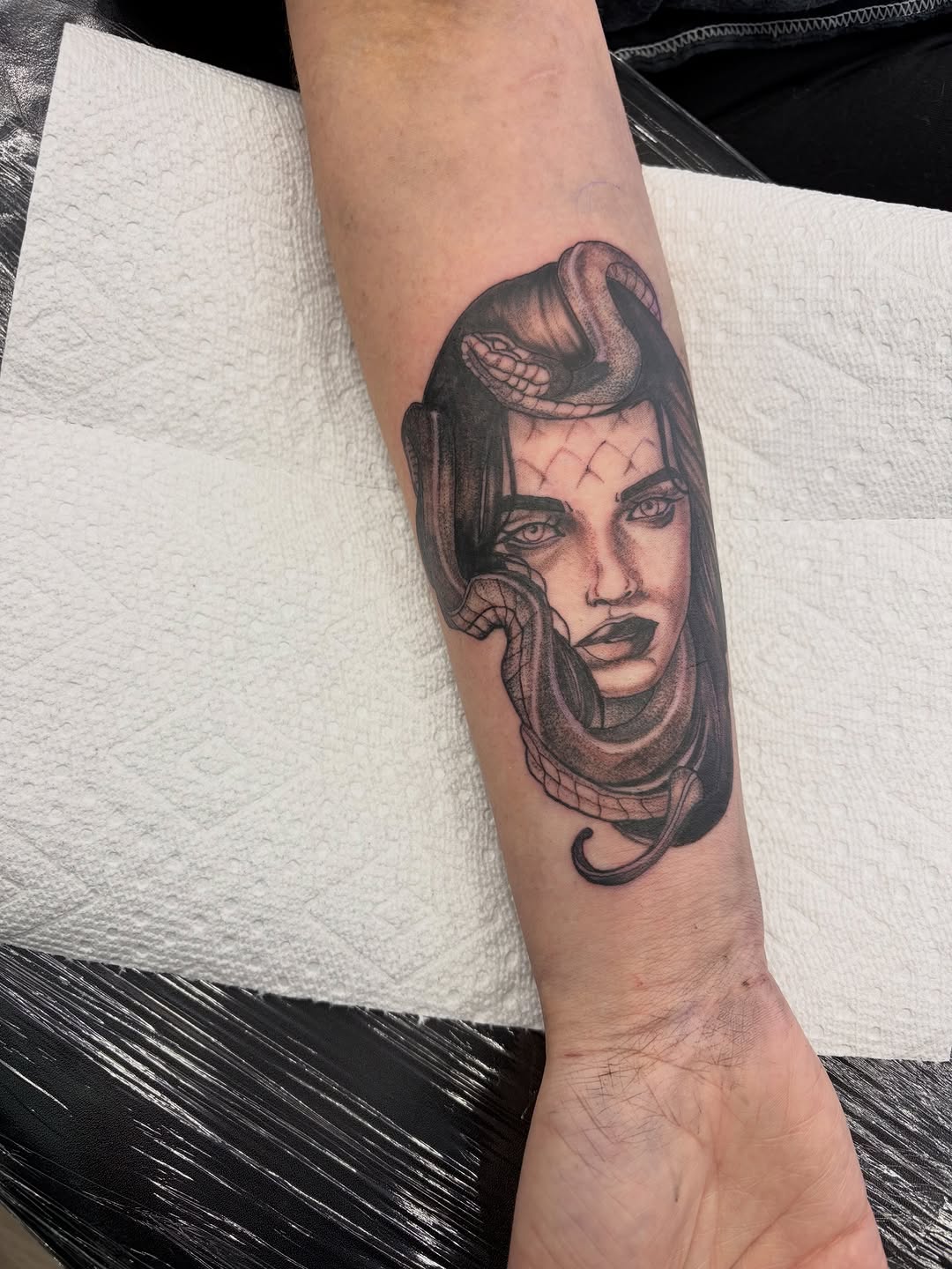 Fun snakes lady from a little while back, thanks for the trust! 

#coloradosprings #colorado #coloradotattooartist #tattoo