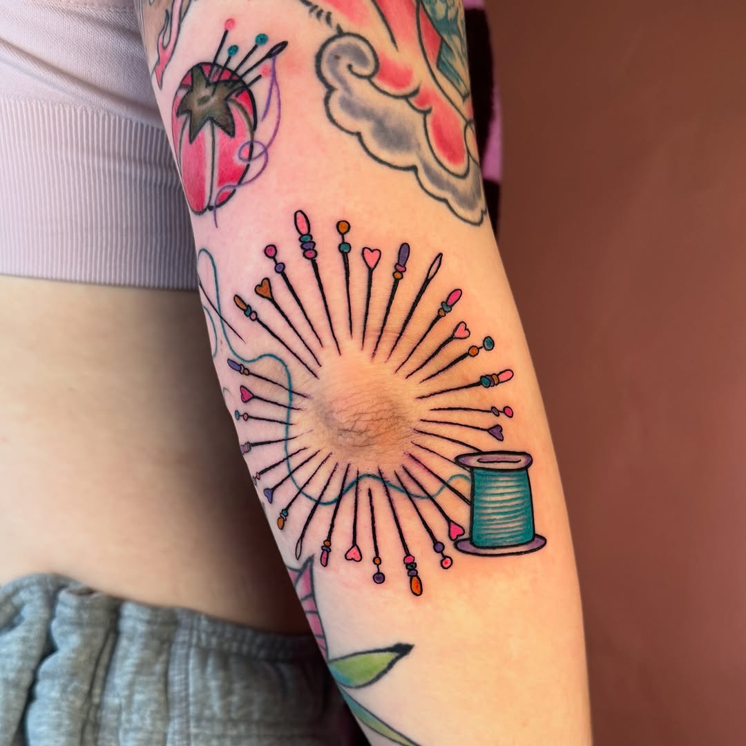 Straight pins and sewing needles plus a lil pre drawn tomato pincushion for Ren  @ladymagnoliatattoo