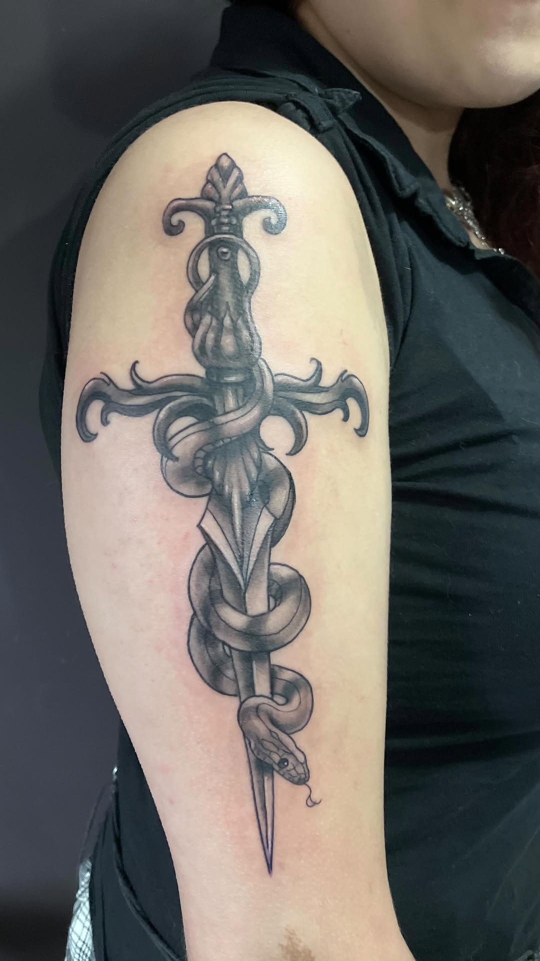 Réalisé d’après un design de ma cliente que j’ai retravaillé. Merci  @dOllinleather✨#saintgirons #ariege #tatouage #neotradtattoo #tatouageserpent