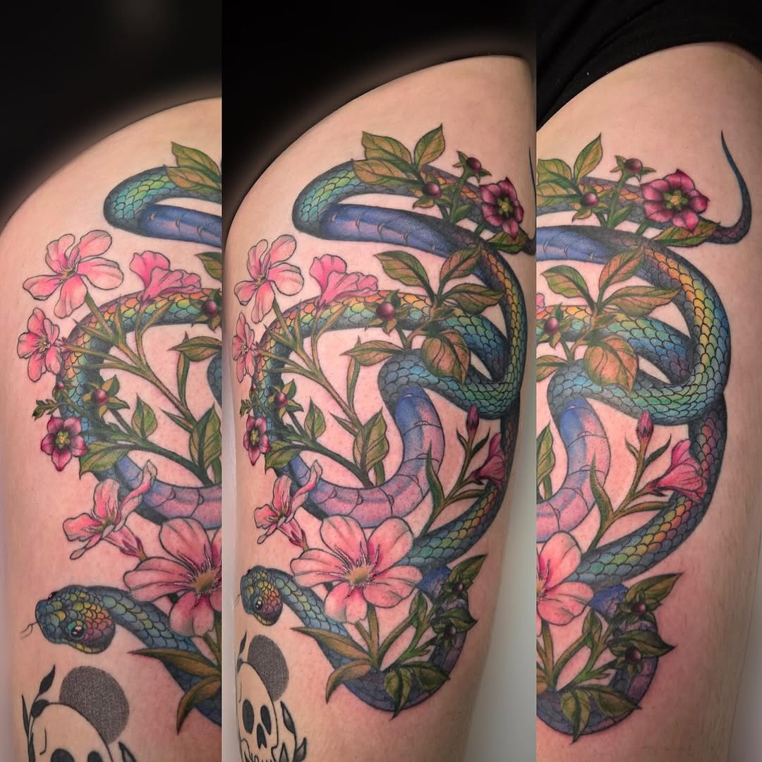 Custom iridescent boa for NYX. Lines & rainbow healed, flowers fresh! 

Thanks for hanging out with me for the last day of the @albertatattooshows thi