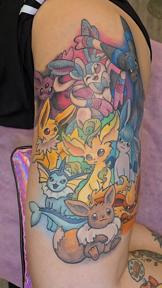 Finished this custom Eeveeloutions thigh piece for the kindest and toughest Gina 

I'm always down to do more Pokemon tattoos, always!

Booking last f