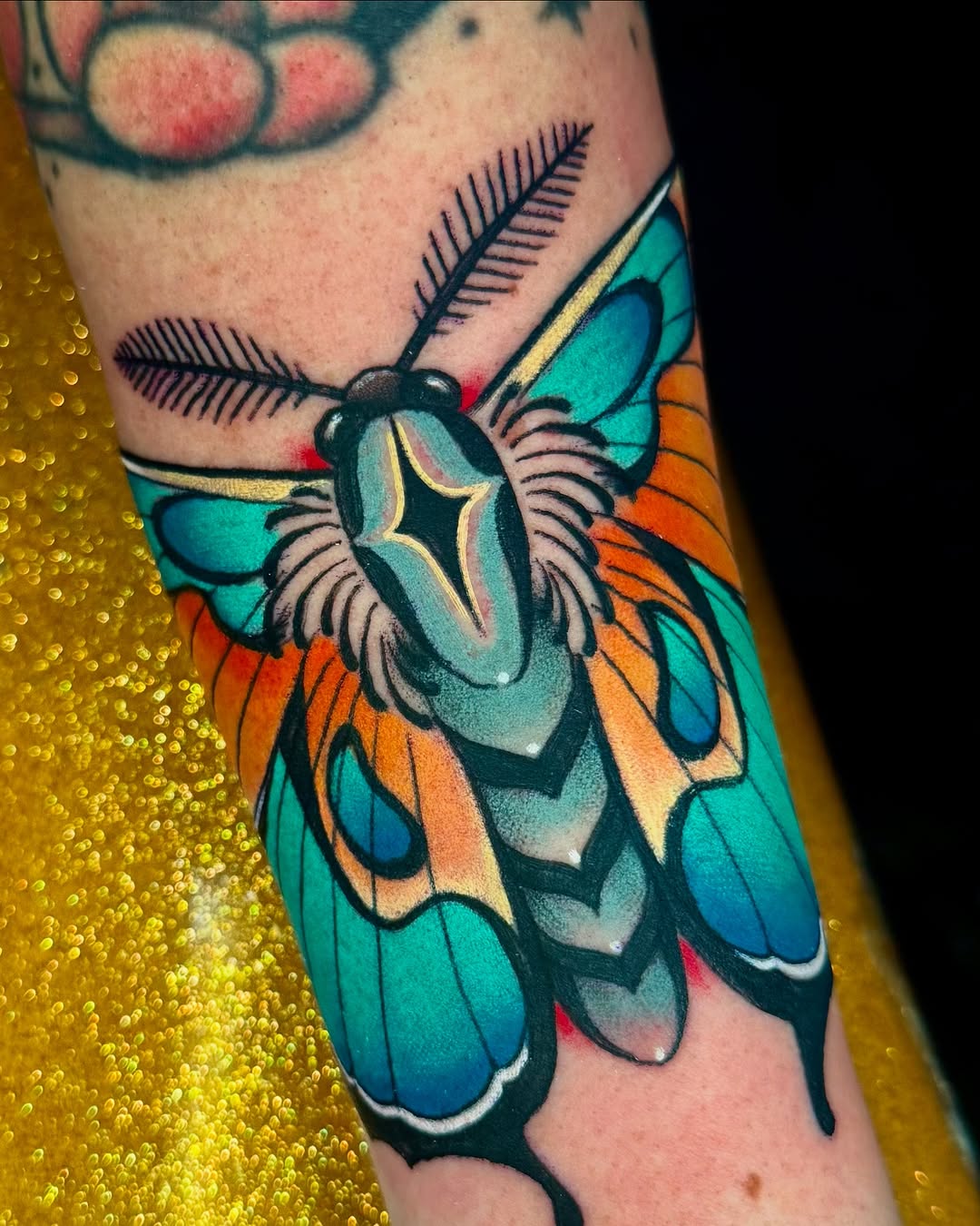 Super bright moth around the wrist

#cattattoodotcom #neotraditional #neotraditionaltattoo #moth #mothtattoo #cheyennetattooequipment #allegoryink #bl