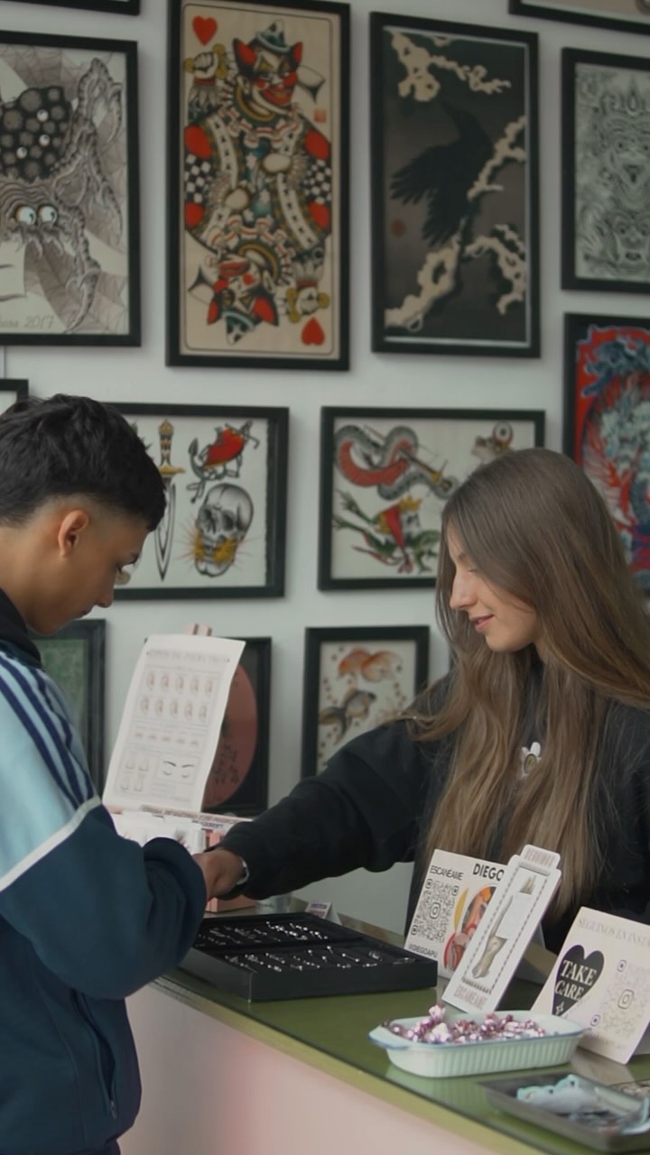 Proceso de Doble flat piercing por @cata.piercer  
En nuestro hermoso @ginkgodoradotattoo ♥️
✨Turnos disponibles
✨Siempre joyería estéril 
✨Seguimient