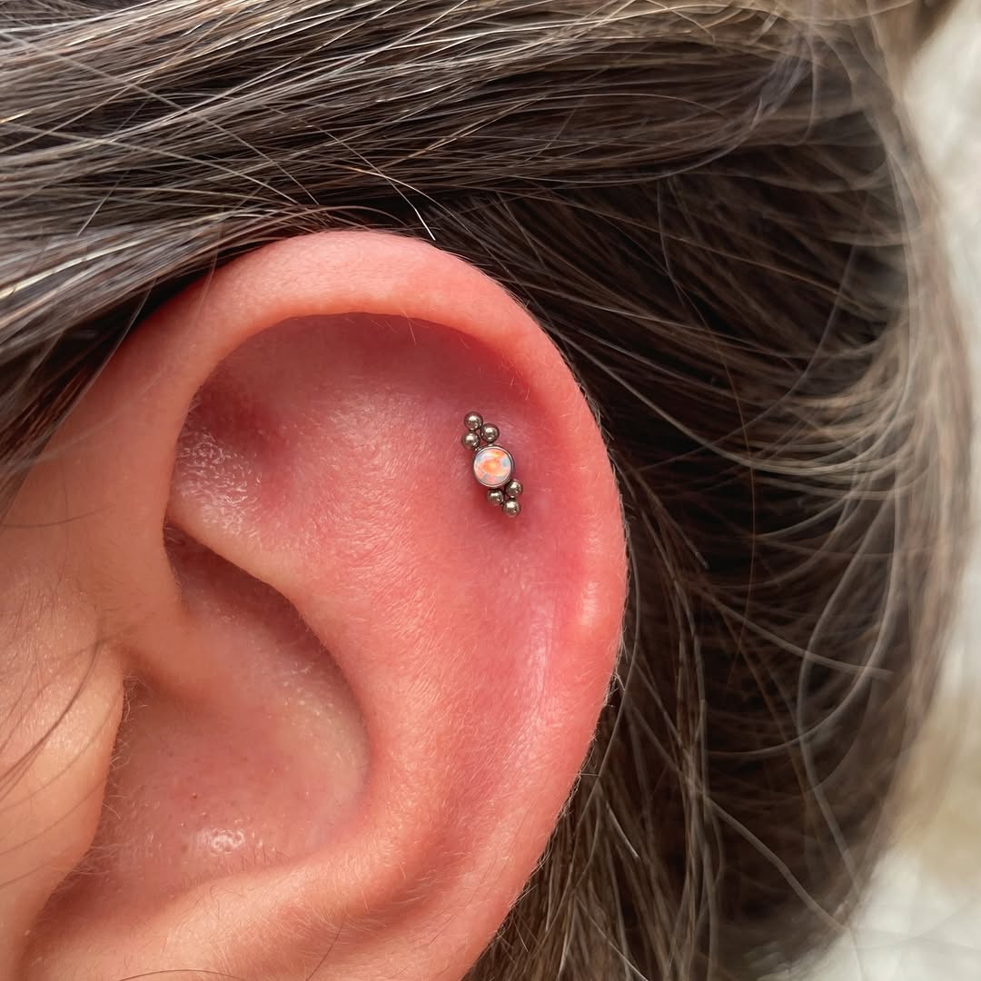 Hélix con pieza de opalo✨

 Tenemos muchas opciones super lindas para que elijas en tu próxima perfo

 @ginkgodoradotattoo