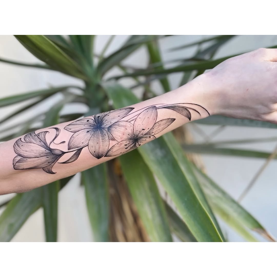 Lilyum ;  Saflığın, yeniden doğuşun ve sessiz gücün sembolü.
En karanlık toprakta bile zarafetle açan bir çiçek gibi;
her yara, her kırılma… aslında y