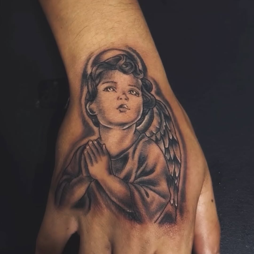 @jamrock3030 doing the hand shot#handtattoo#bishoprotary #blackandgray #cherebtattoo