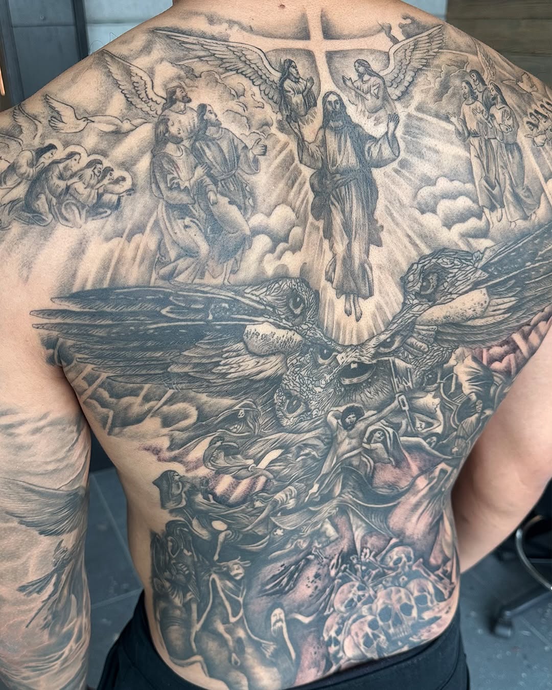 Heaven above. Hell bellow

#fullbacktattoo #lebanesetattooartist #lebanontattoo #lebanon #charbelbecharatattoos #beirut #naccache #backtattoo #jbeil #